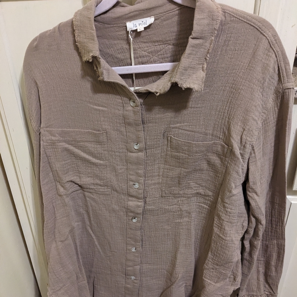 BNWT La miel Button up top with front pockets and frayed hem